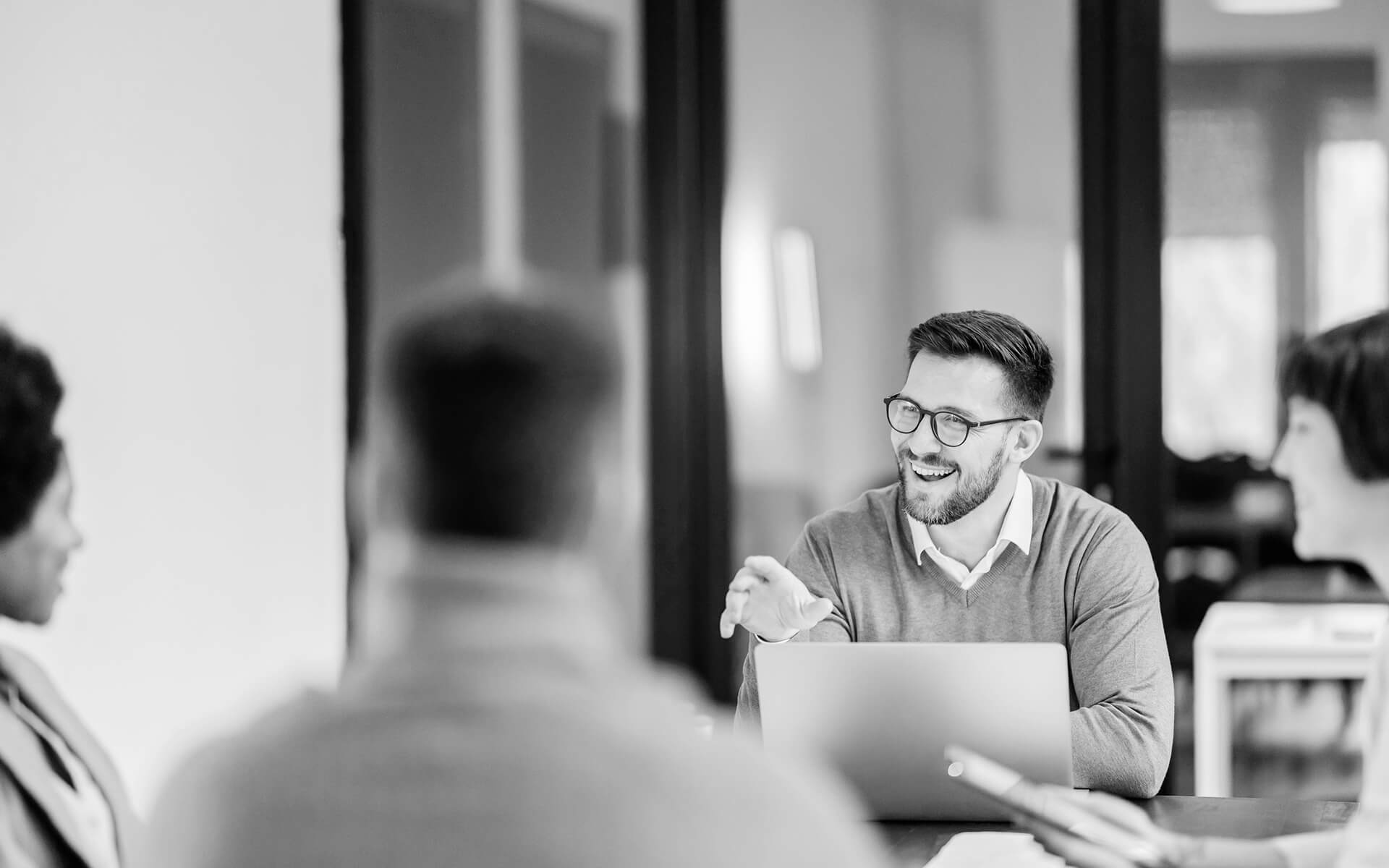 Ergebnisorientiertes Meeting mit Unternehmensberatern und Kunden, die gemeinsam Strategien zur Geschäftsentwicklung erarbeiten.