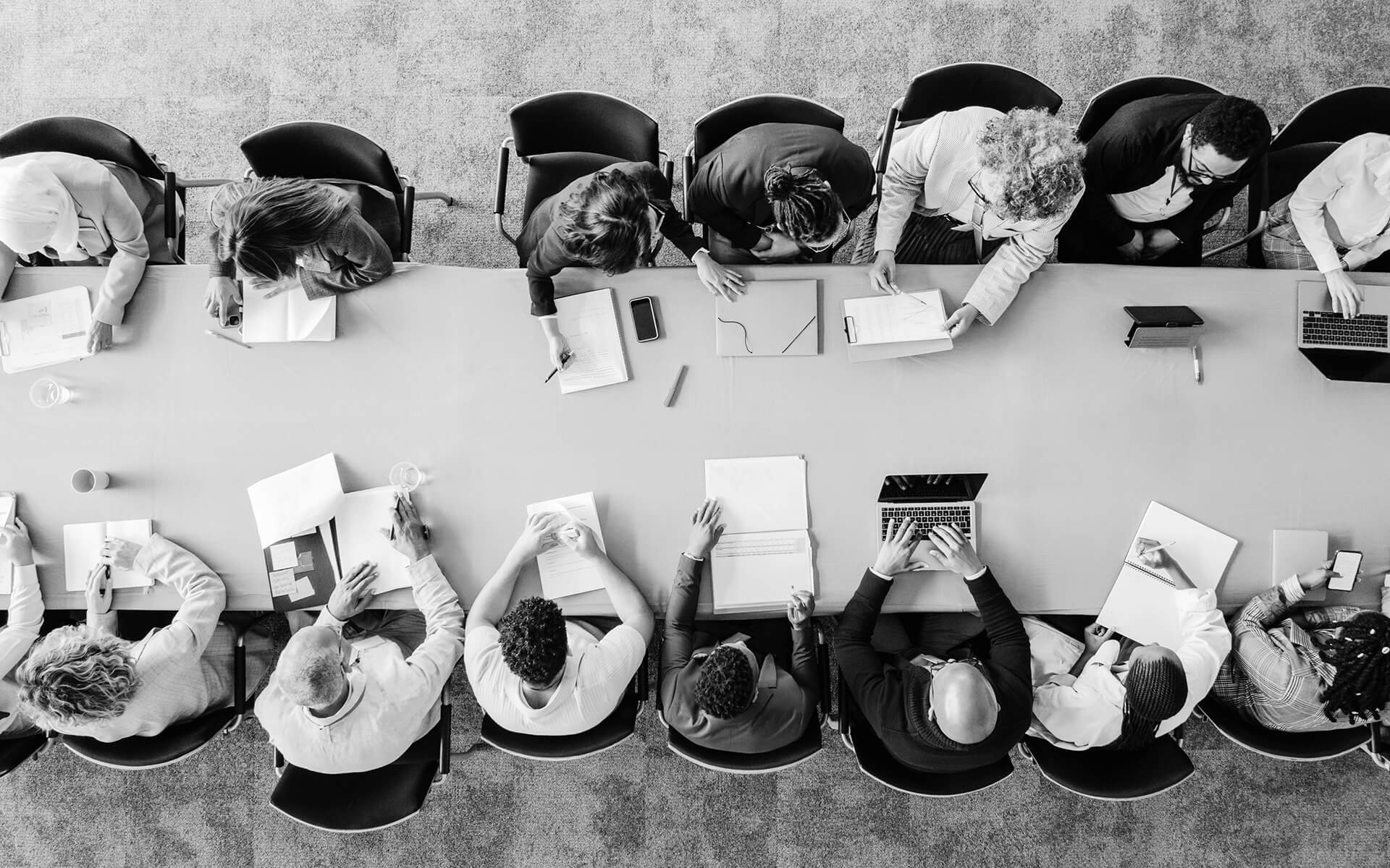Großes Team-Meeting, bei dem Berater eine strategische Roadmap für die nächsten Unternehmensziele erstellen.