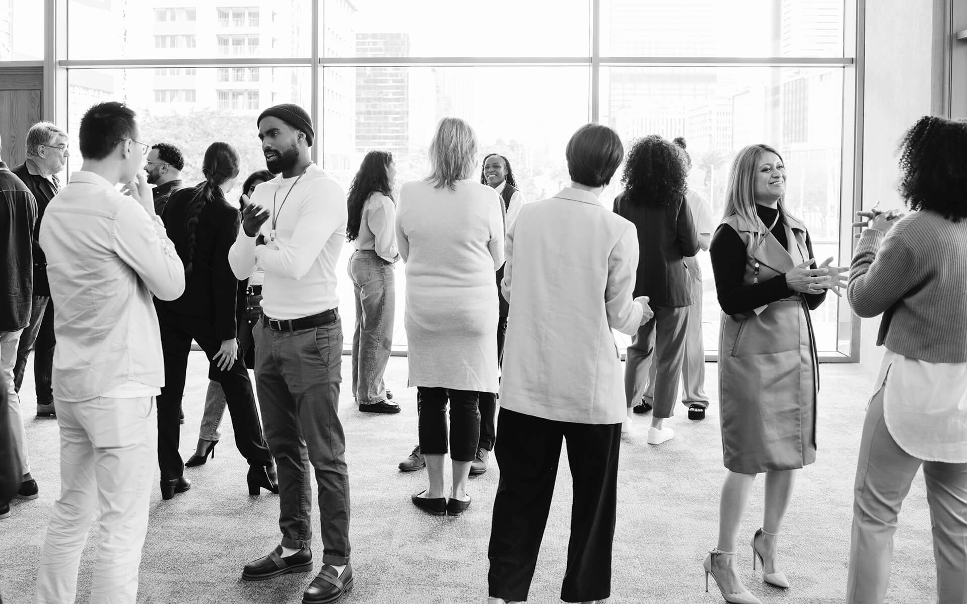 Professionelles Networking bei einem Workshop, bei dem Unternehmensberater und Geschäftsleute sich über Best Practices austauschen.